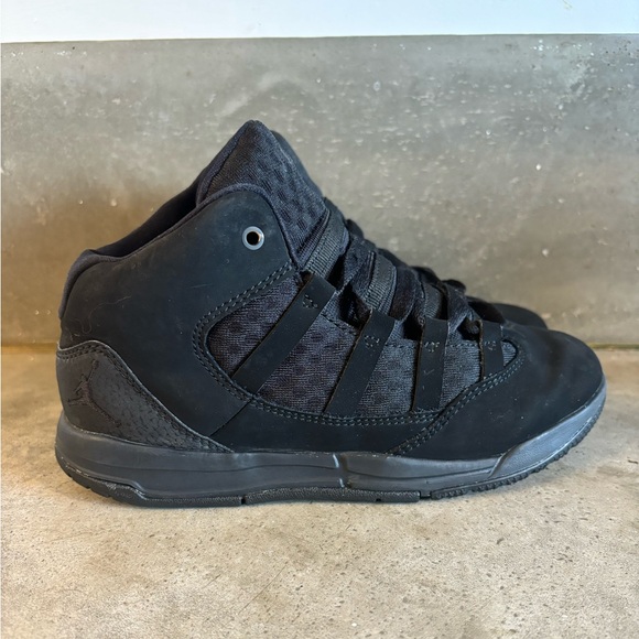 Nike Air Jordan Max Aura Triple Black Mid Size Youth 3 Black On Black Jordans - Picture 3 of 12